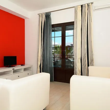 Neptuno Share Pool Costa Teguise Apartment *